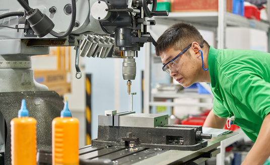 Workers_Are_Operating_Mechanical_Equipment